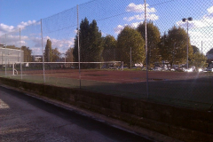 Le terrain de tennis